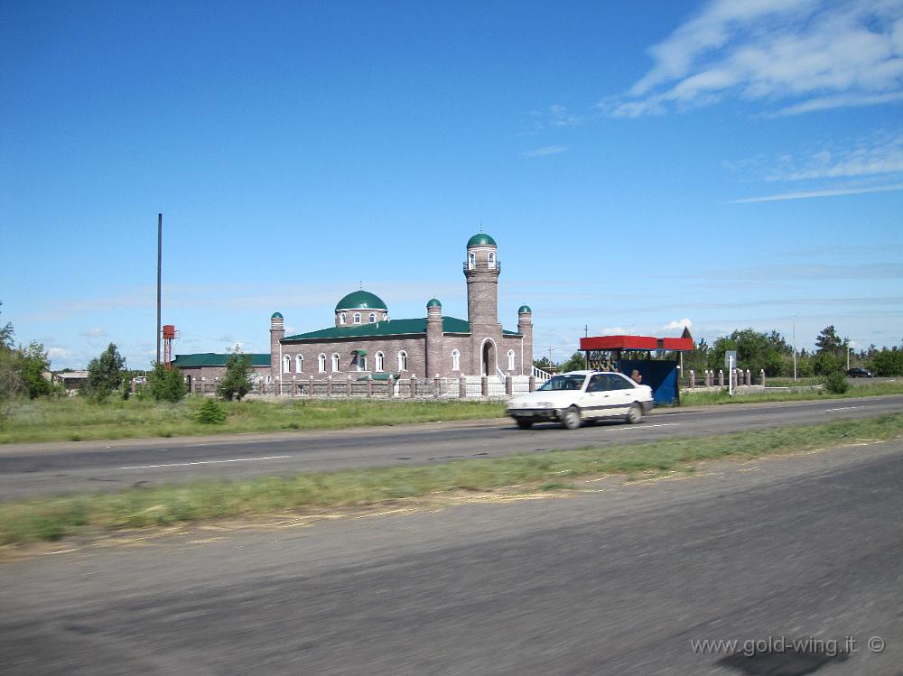 IMG_1261.JPG - Pavlodar (Kazakistan), strada per Omsk: moschea