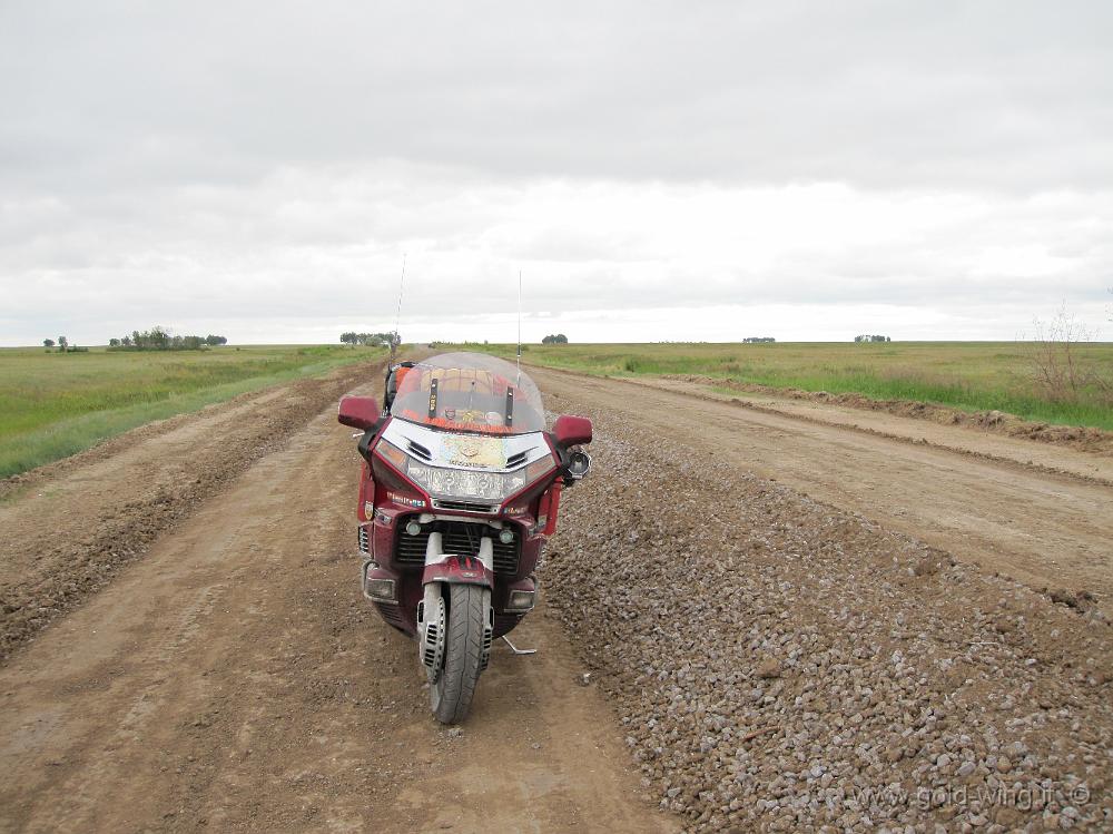 IMG_1271.JPG - Kazakistan: a 16 km dal confine russo di Karacuk, l'asfalto finisce: ghiaia e sassi sulla strada