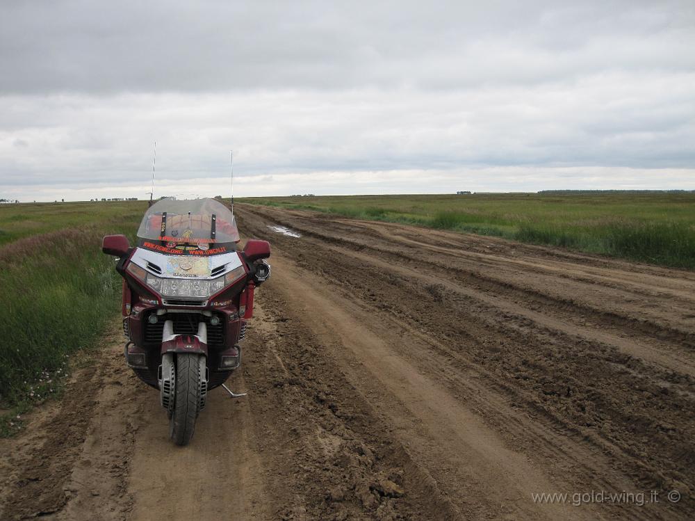 IMG_1272.JPG - Kazakistan: gli ultimi 10 km prima del confine russo di Karacuk sono così: fango