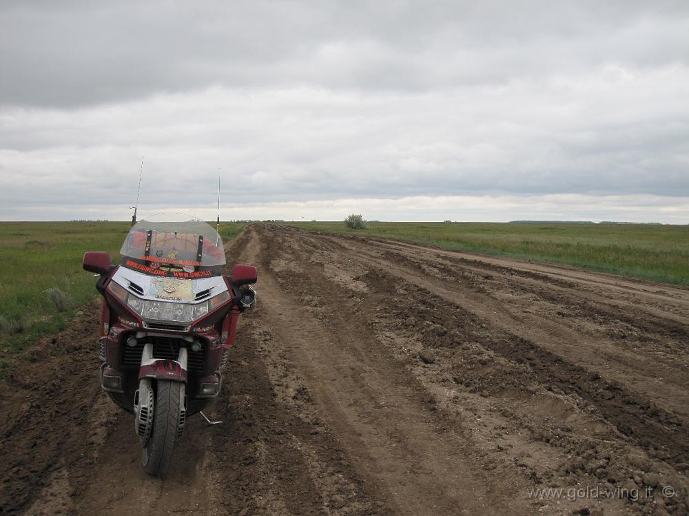 IMG_1275.JPG - Kazakistan: gli ultimi 10 km prima del confine russo di Karacuk sono così: fango