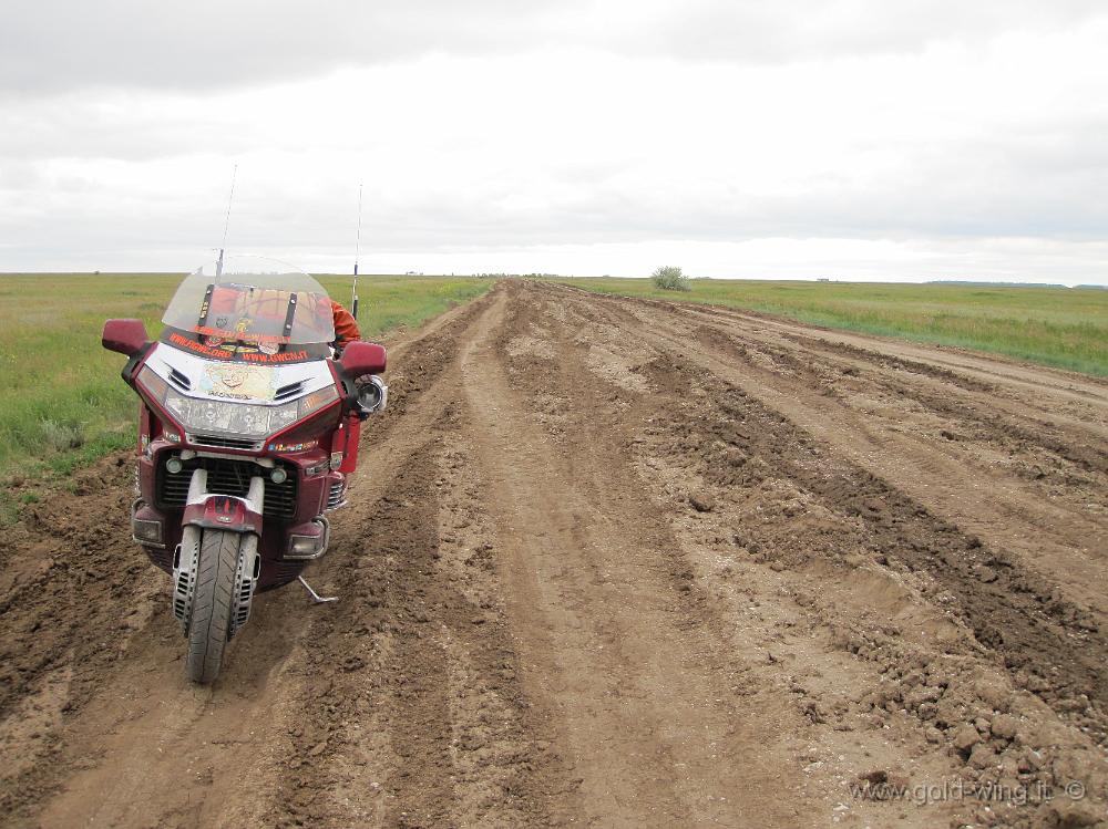 IMG_1276.JPG - Kazakistan: gli ultimi 10 km prima del confine russo di Karacuk sono così: fango