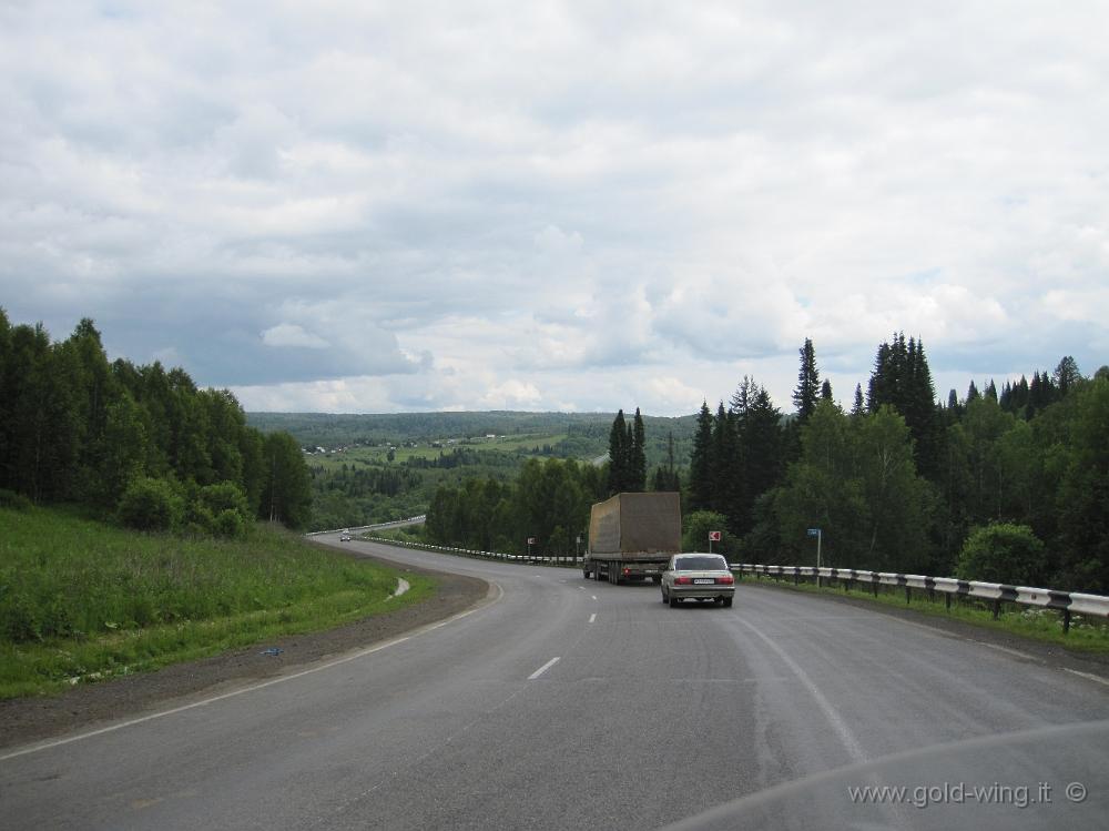 IMG_1352.JPG - A nord-est di Kemerovo (Siberia): sarebbe una sola corsia in discesa e due in salita, ma ...