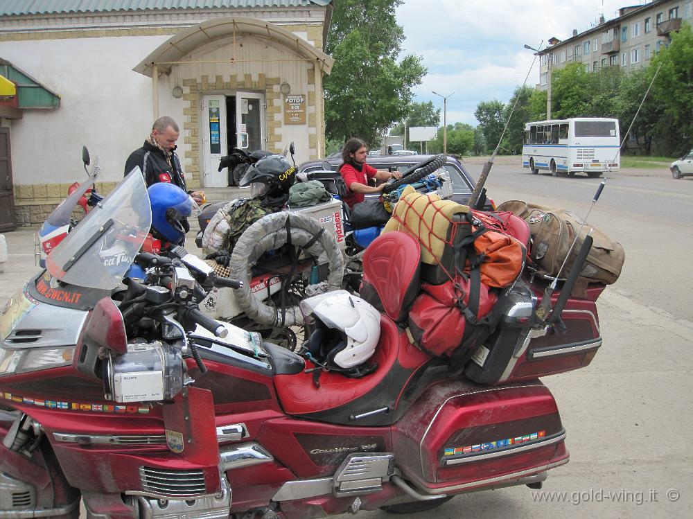 IMG_1448.JPG - Kansk (Siberia): l'Africa Twin di Adriano adesso parte