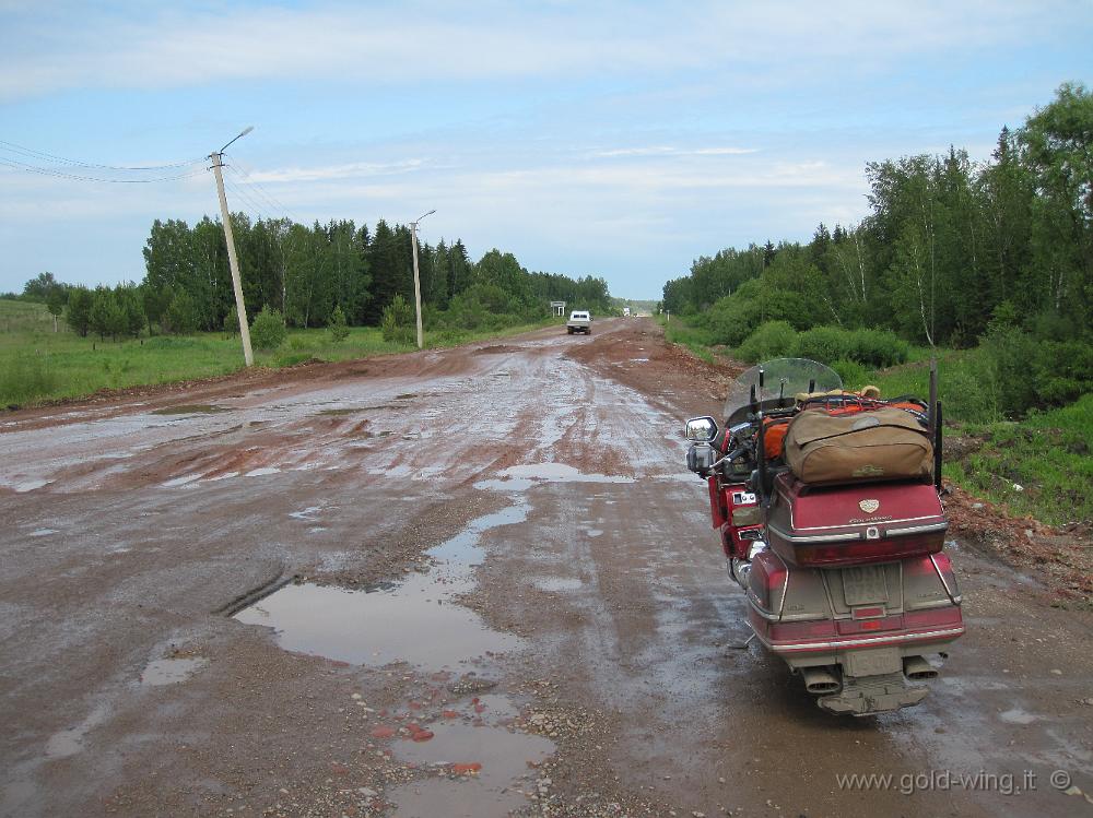IMG_1449.JPG - La via principale della Siberia, tra Kansk e Tajset. Per 215 km non è asfaltata (115 km prima di Kansk e 100 dopo).