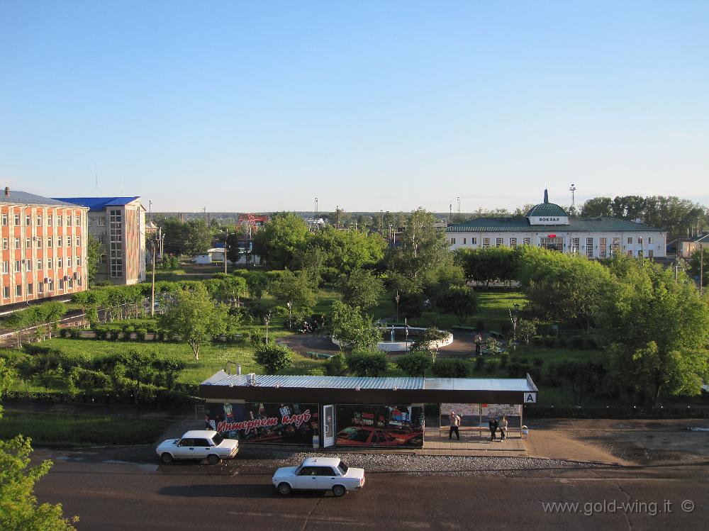 IMG_1466.JPG - Tajset (Siberia): la piazza della stazione, dall'albergo