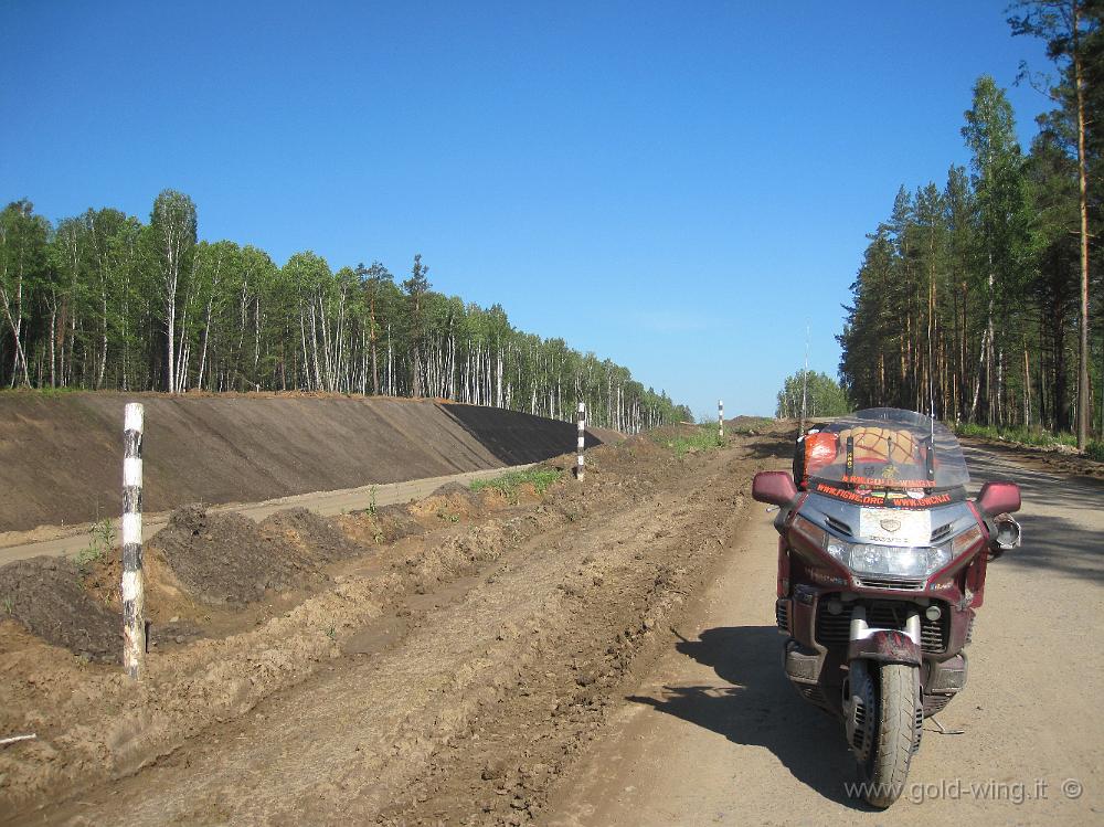 IMG_1491.JPG - Tra Tajset e Tulun (Siberia): quando sarà pronta la nuova strada (a sinistra, in costruzione)?