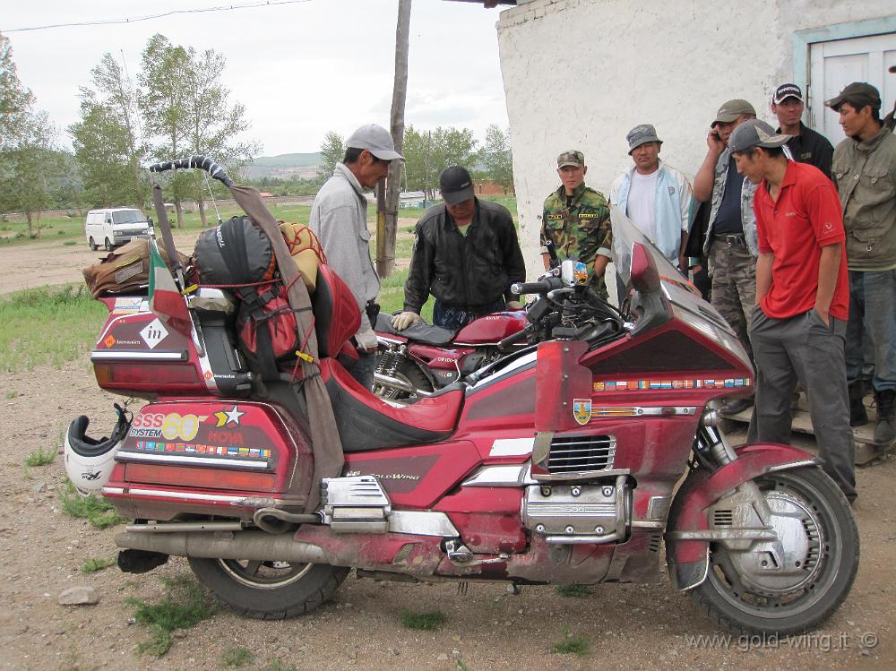 IMG_1683.JPG - Dulaankhaan (Mongolia): fuori dal laboratorio di Boldbaatar, c'è un po' di gente che osserva la moto, caricata dell'arco mongolo