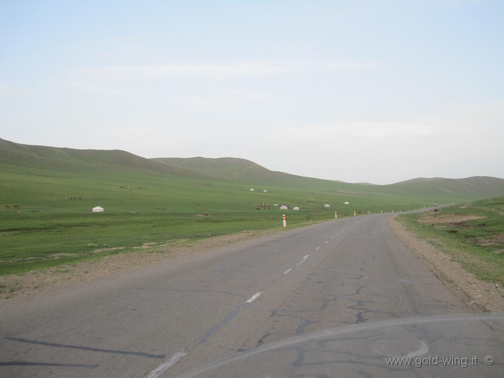 IMG_1763.JPG - Tra Bayangol e Ulan Bator (Mongolia): gher nella steppa