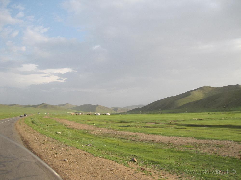 IMG_1770.JPG - Tra Bayangol e Ulan Bator (Mongolia): gher nella steppa