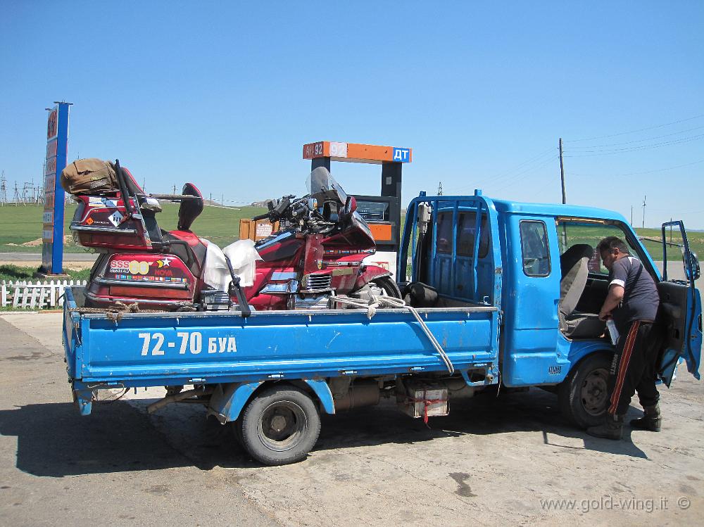 IMG_2282.JPG - Tra le Mongol Els e Ulan Bator (Mongolia): la moto legata sul furgone. Sosta