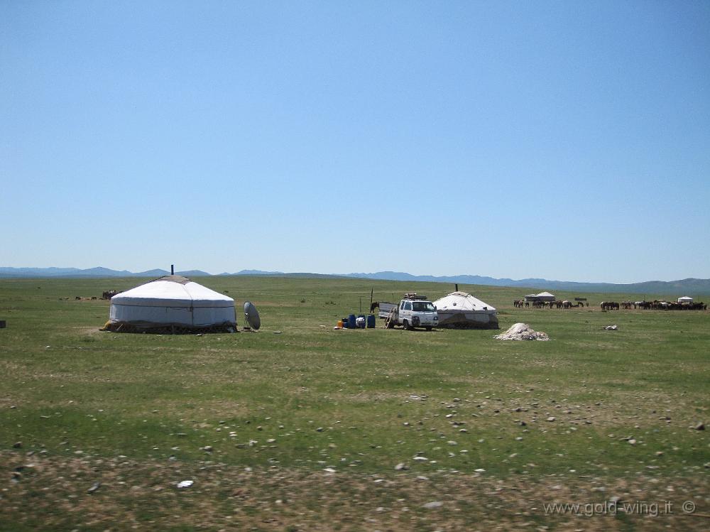IMG_2287.JPG - Tra le Mongol Els e Ulan Bator (Mongolia): gher nella steppa