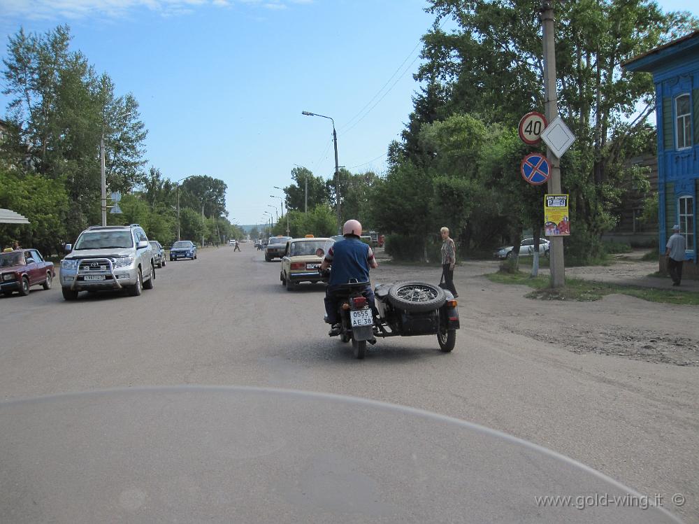 IMG_2410.JPG - Nizhneudinsk (Siberia): un sidecar locale mi aiuta a uscire dalla città