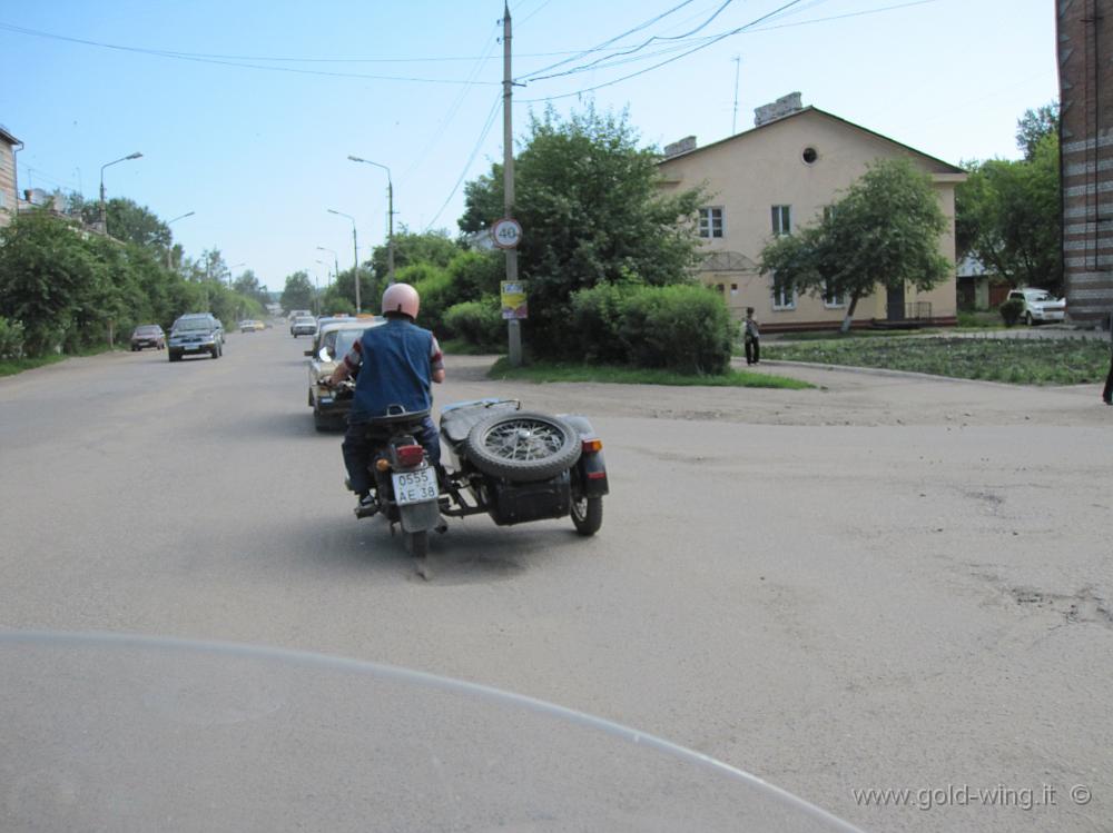 IMG_2413.JPG - Nizhneudinsk (Siberia): un sidecar locale mi aiuta a uscire dalla città