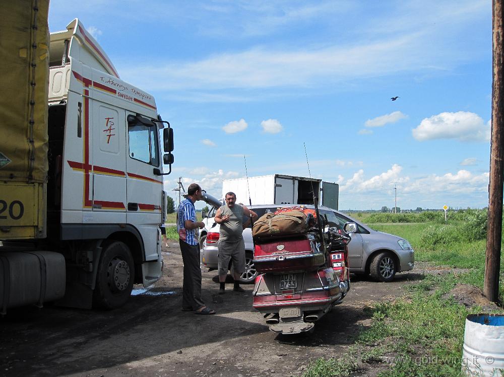 IMG_2489.JPG - Tra Novosibirsk e Omsk (Siberia): camionisti commentano la Gold Wing