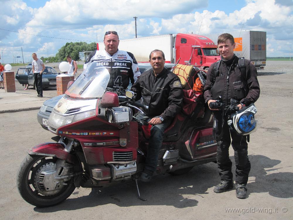 IMG_2498.JPG - Presso Ishim (Siberia): motociclisti russi (di Ufa)