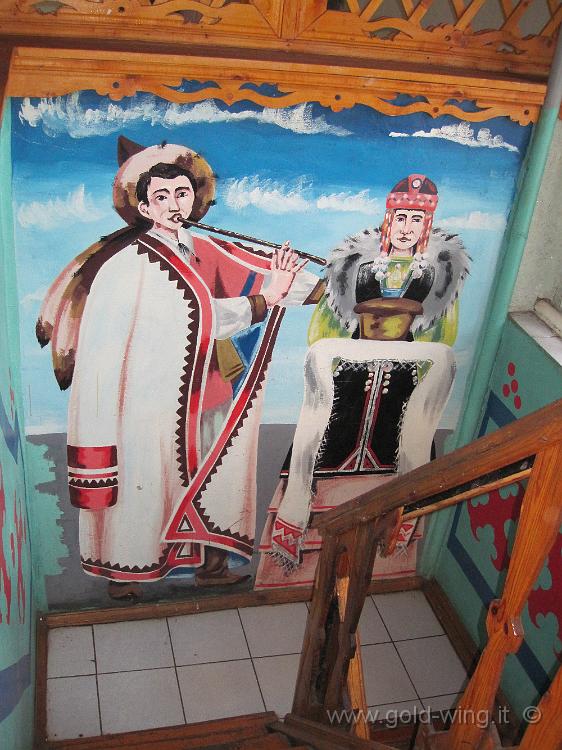 IMG_2594.JPG - Verekrevo (NW Ufa) (Russia), il motel: costumi tipici baschiri