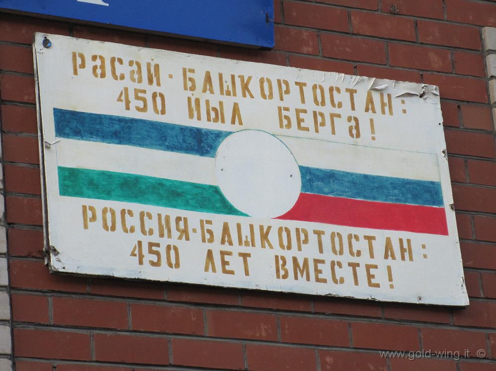 IMG_2598.JPG - Verekrevo (NW Ufa) (Russia, Repubblica dei Baschiri): sul muro del motel c'è la bandiera russa e baschira, e scritte in entrambe le lingue