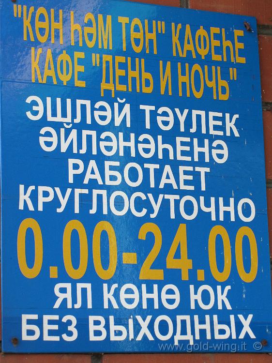 IMG_2600.JPG - Verekrevo (NW Ufa) (Russia, Repubblica dei Baschiri): altra insegna del motel in russo e in baschiro