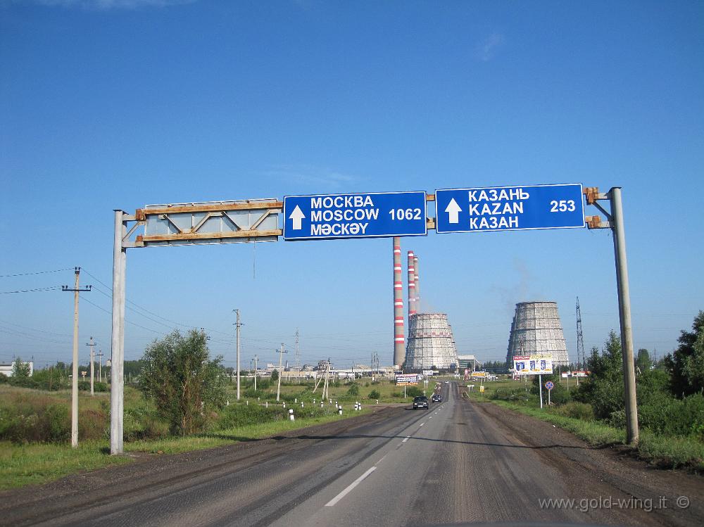 IMG_2615.JPG - A est di Naberezhnyye Chelny (Russia, Rep. del Tatarstan), cartelli trillingui: russo, tataro e inglese. Un po' di koleiny sulla strada