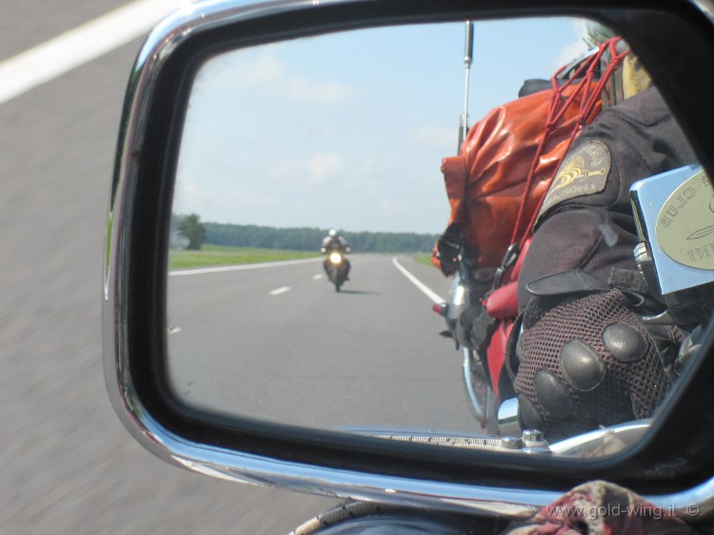 IMG_2934.JPG - Autostrada Minsk-Brest (Bielorussia): mi supera una moto