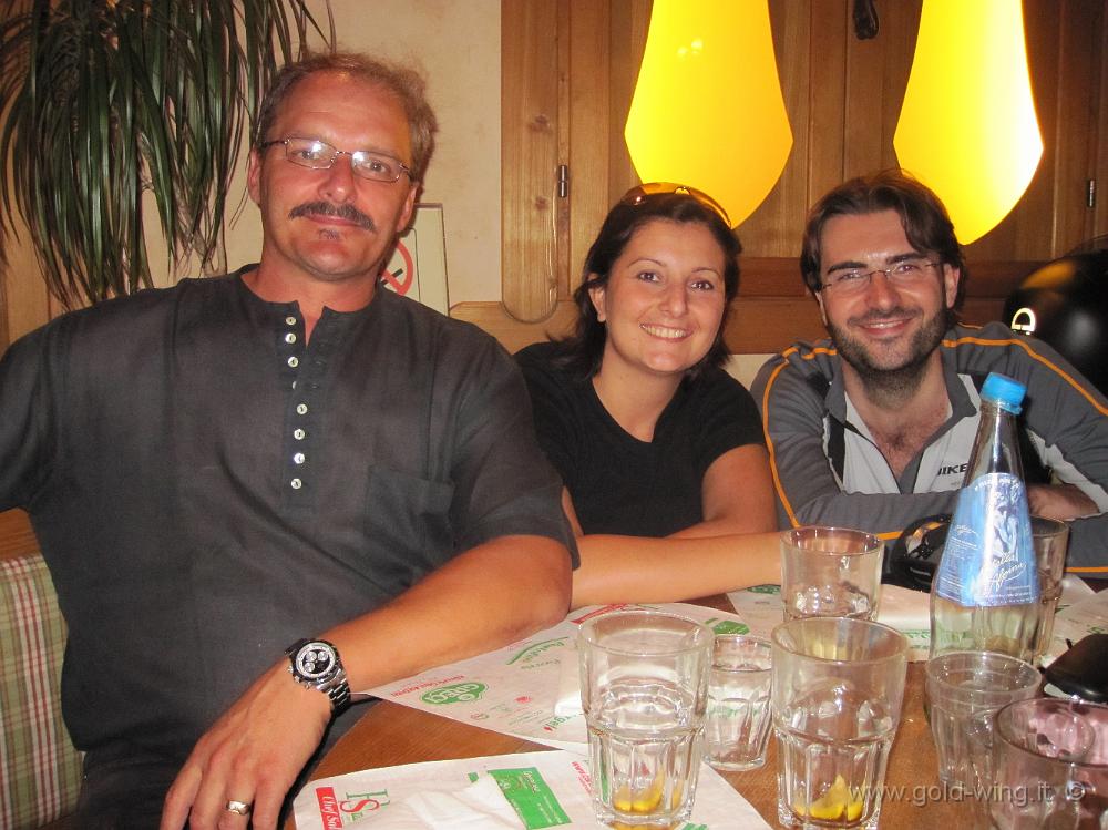 IMG_3040.JPG - Dalmine (BG), con gli amici del forum di Mototurismo, in pizzeria: (da sinistra): basico, Chiara, FAVO1