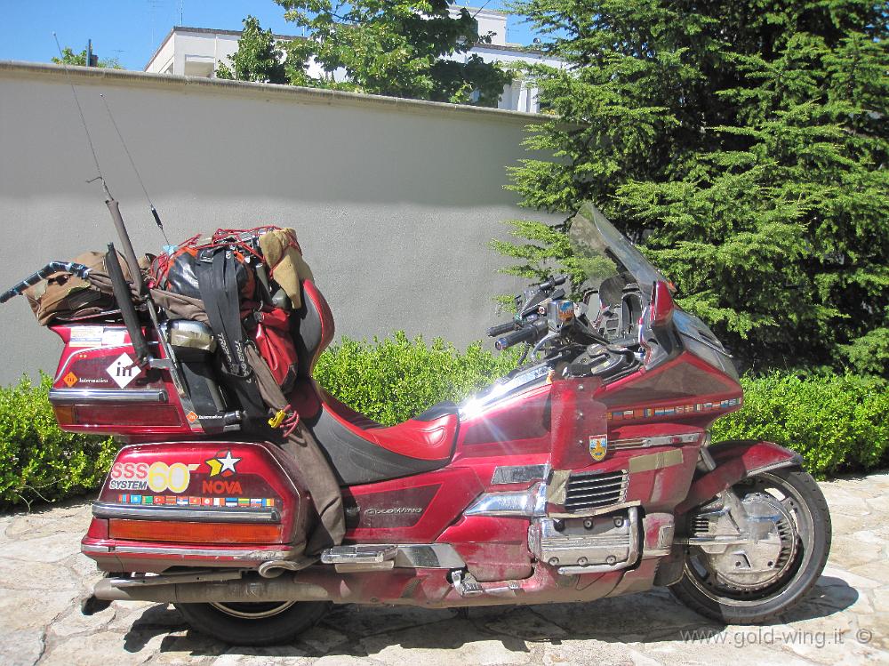 IMG_3082.JPG - Lecce, la mattina dopo l'arrivo: la moto ancora carica dei bagagli