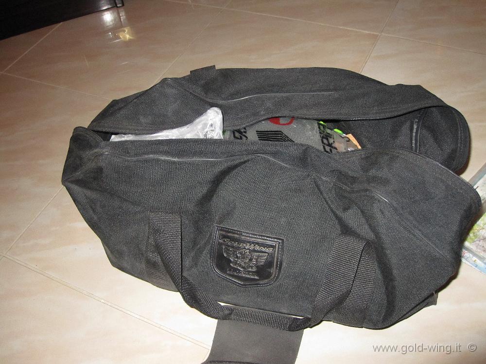 IMG_3099.JPG - Bagagli trasportati durante il viaggio: borsa posta dentro la borsa destra con cibo e fornellino