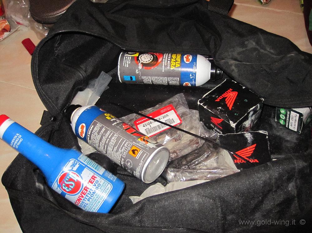 IMG_3102.JPG - Bagagli trasportati durante il viaggio: borsa posta dentro la borsa sinistra con ricambi moto: additivo (mai usato), 2 gonfia e ripara, fascette, 3 pastiglie freni, guanti, filtro olio di riserva, lampadina faro