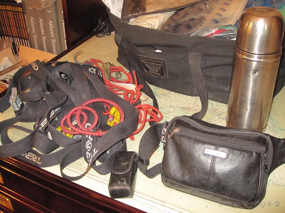 IMG_3103.JPG - Bagagli trasportati durante il viaggio: cinghie, elastici, coltello multiuso, borsello, borraccia termica, borsa posta nel baule centrale