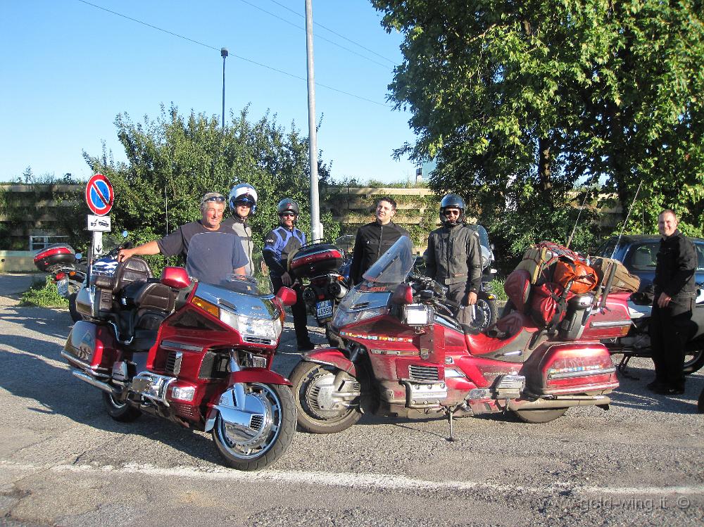 IMG_3034.JPG - Italia. Amici del forum di Mototurismo: Nico con la Gold Wing appena comprata, dietro il mio parabrezza Il Corvo