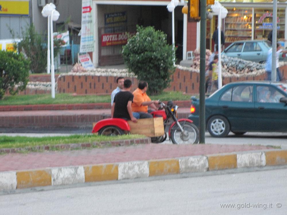 IMG_0159.JPG - Tosya (Turchia): tipico sidecar locale