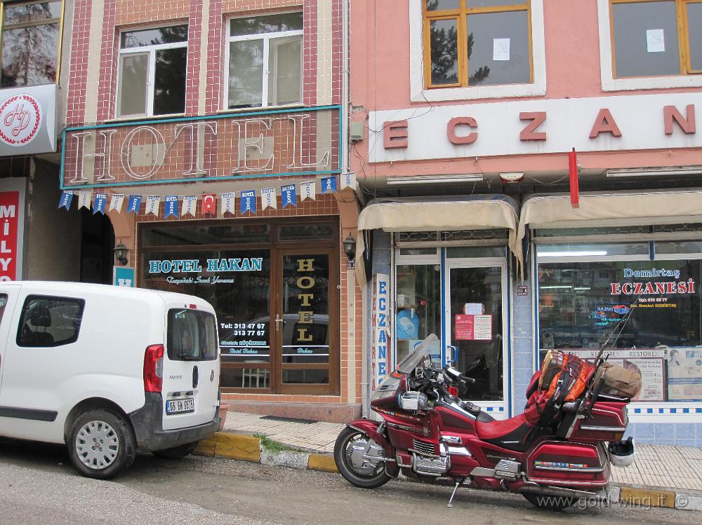 IMG_0160.JPG - Tosya (Turchia): riporto la moto davanti al mio albergo