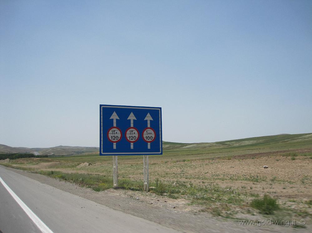 IMG_0366.JPG - Iran: assurdi segnali sull'autostrada