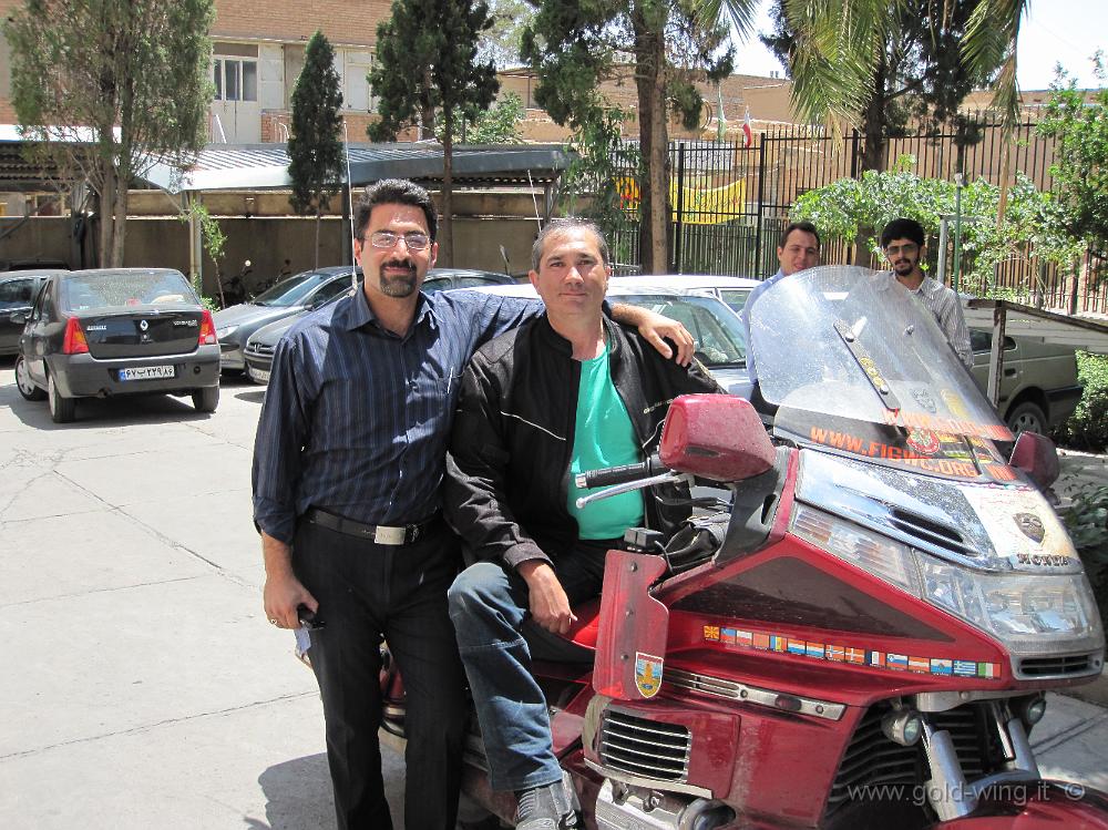 IMG_0390.JPG - Semnan (Iran): il gentilissimo direttore di banca, che ha ospitato la mia moto durante il cambio-valuta (e offerto il pranzo)