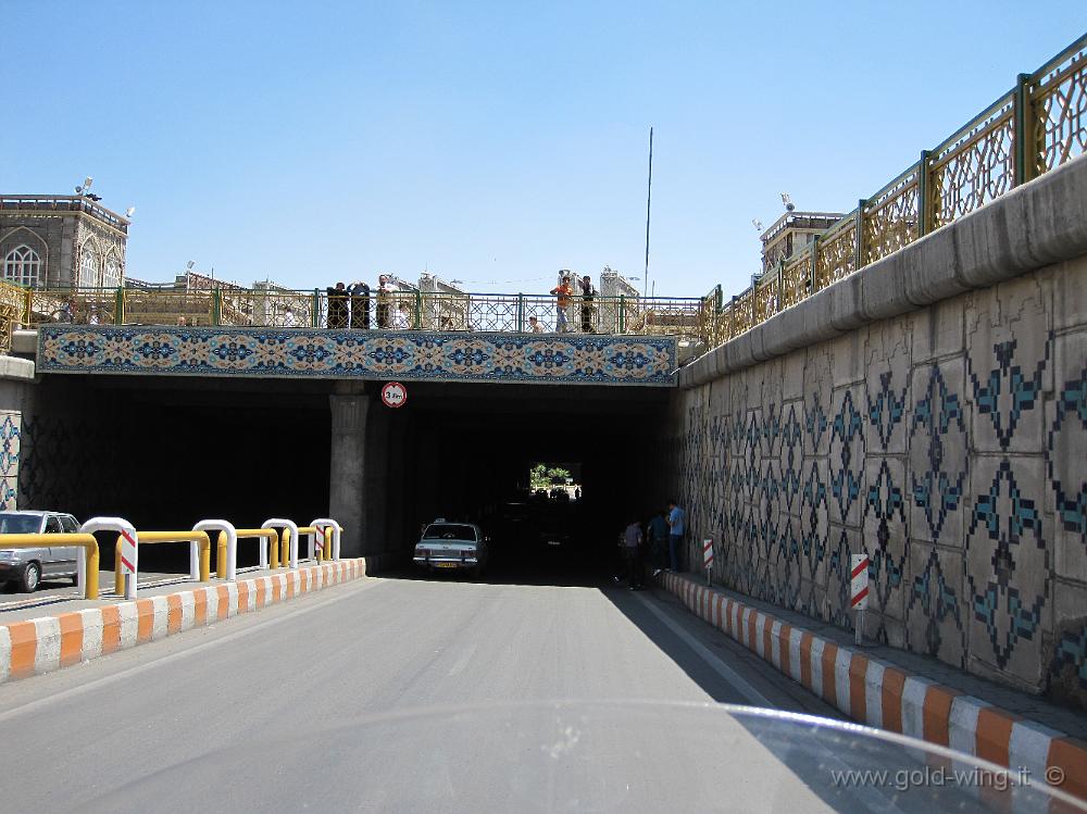 IMG_0419.JPG - Mashad (Iran): presso il santuario dell'imam Reza, alla ricerca di un parcheggio