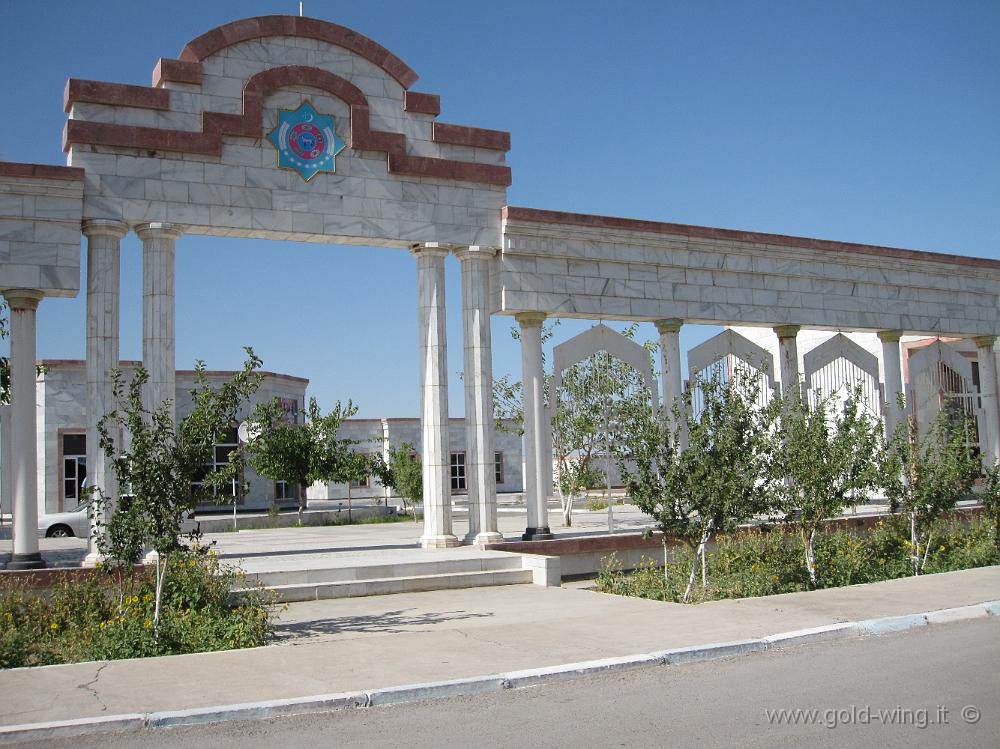 IMG_0553.JPG - Luogo di sosta lungo l'autostrada presso Hanhowuz (Turkmenistan): marmi a profusione, ma quasi niente di utile