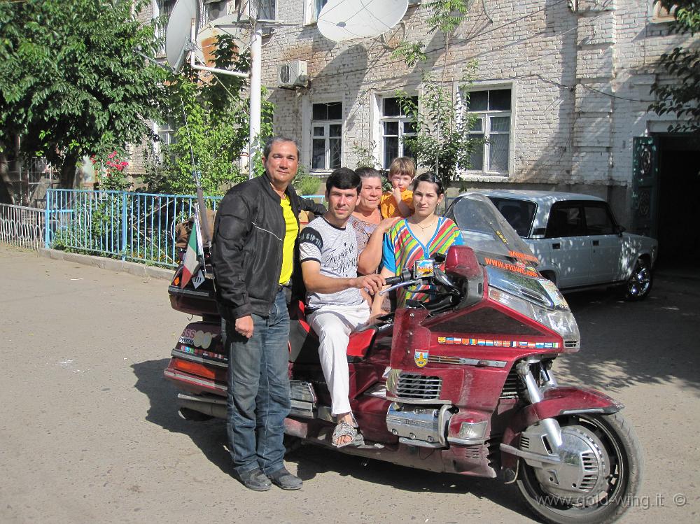IMG_0586.JPG - Mary (Turkmenistan): la famiglia di Azat, che ha ospitato la mia moto nel suo garage