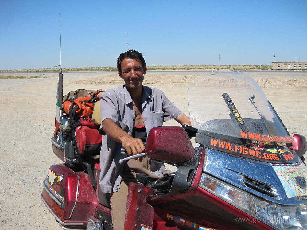 IMG_0612.JPG - Il gestore della stazione di servizio nel deserto del Karakum (Turkmenistan)