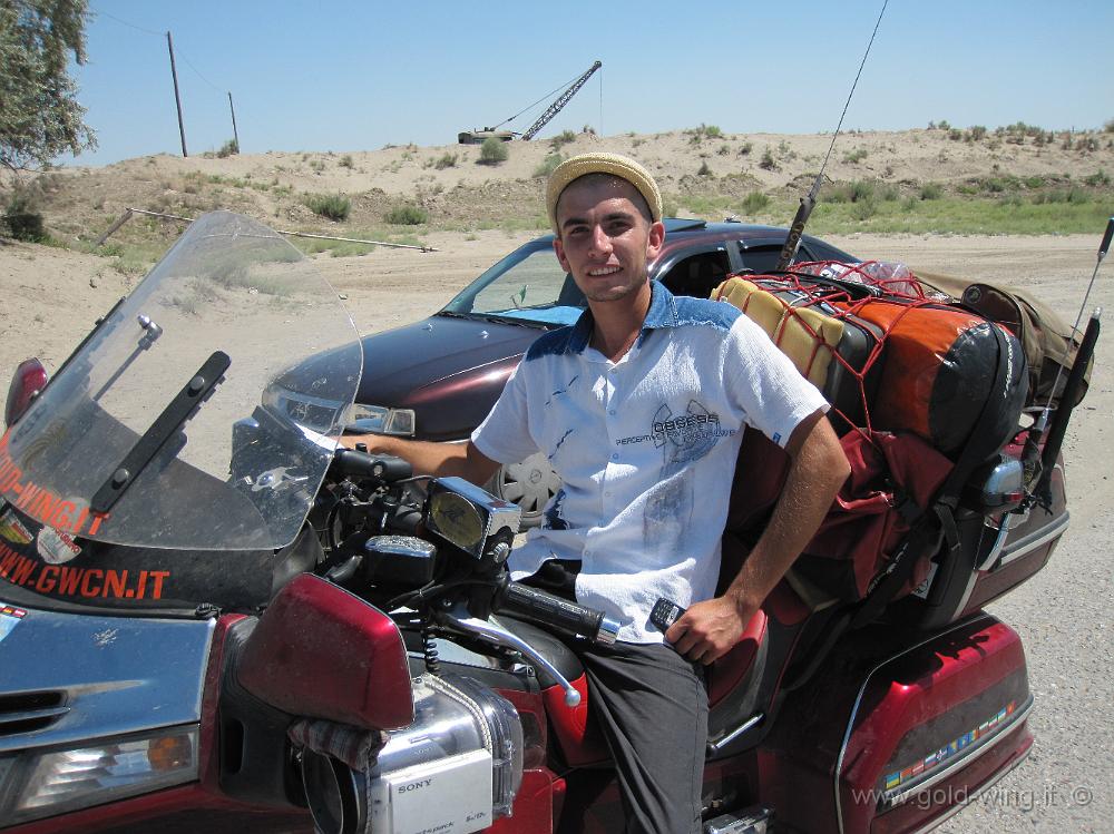 IMG_0662.JPG - Il tassista di Turkmenabad (Turkmenistan) che mi ha portato verso il confine