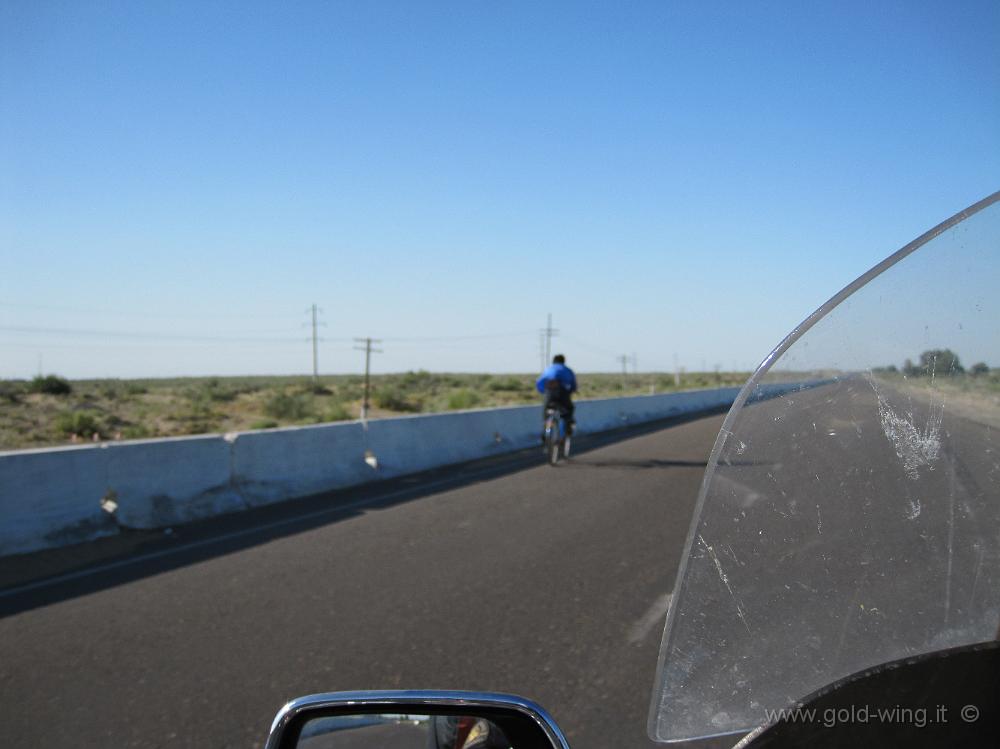 IMG_0688.JPG - Uzbekistan: bicicletta in superstrada (e sulla corsia di sorpasso)