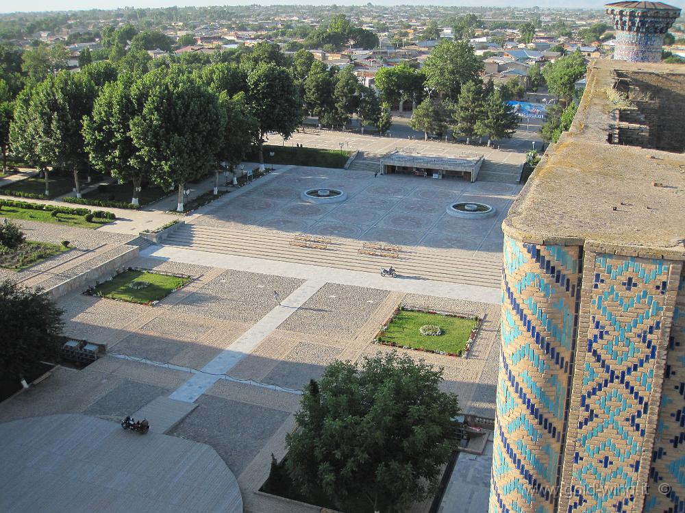 IMG_0849.JPG - Samarcanda (Uzbekistan): il Registan da un minareto della medressa di Ulugbek (1420)