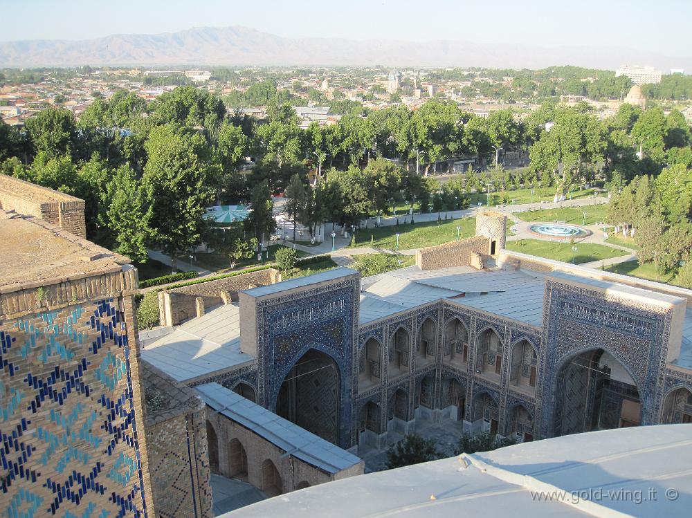IMG_0851.JPG - Samarcanda (Uzbekistan): il Registan da un minareto della medressa di Ulugbek (1420)