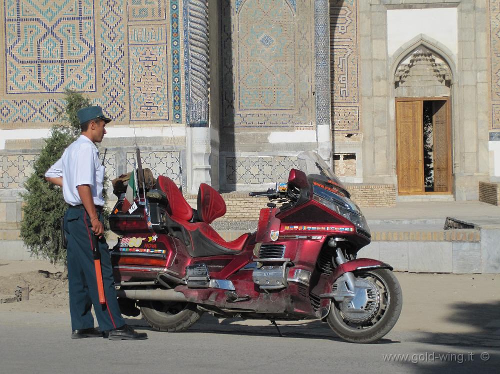 IMG_0895.JPG - Poliziotto guarda la moto parcheggiata davanti alla moschea di Bibi Khanym