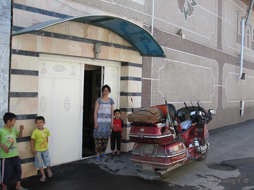 IMG_1042.JPG - Madre e figlio uzbeki a Samarcanda, davanti al mio albergo