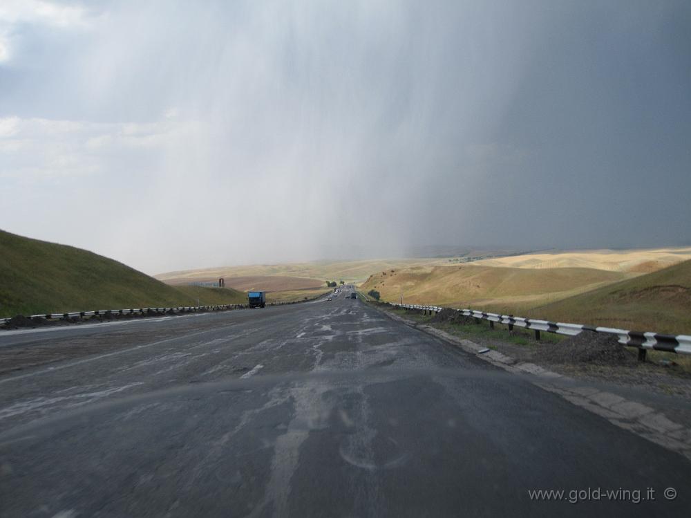 IMG_1078.JPG - A sud di Symkent (Kazakistan): pioggia e asfalto rovinato