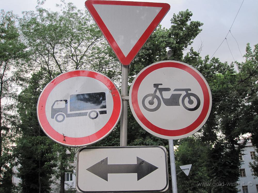 IMG_1108.JPG - Antipatico segnale di divieto moto a Biskek (Kirghizistan): ovviamente sono passato lo stesso