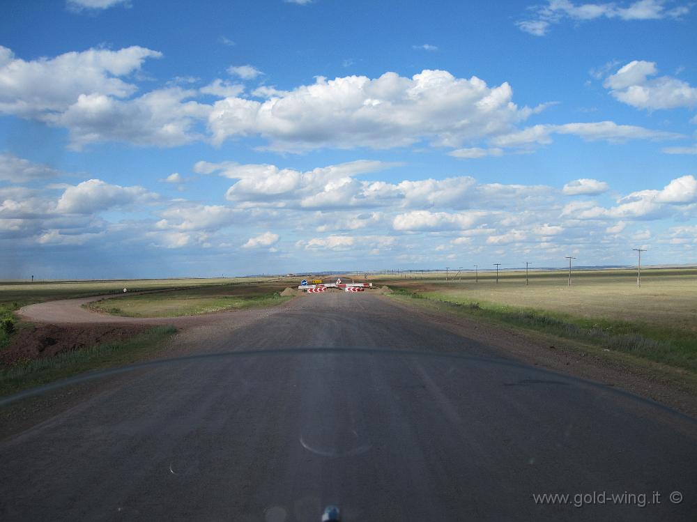 IMG_1247.JPG - Tra Karaganda ed Ekibastuz  (Kazakistan): inizio di 60 km di deviazione sterrata