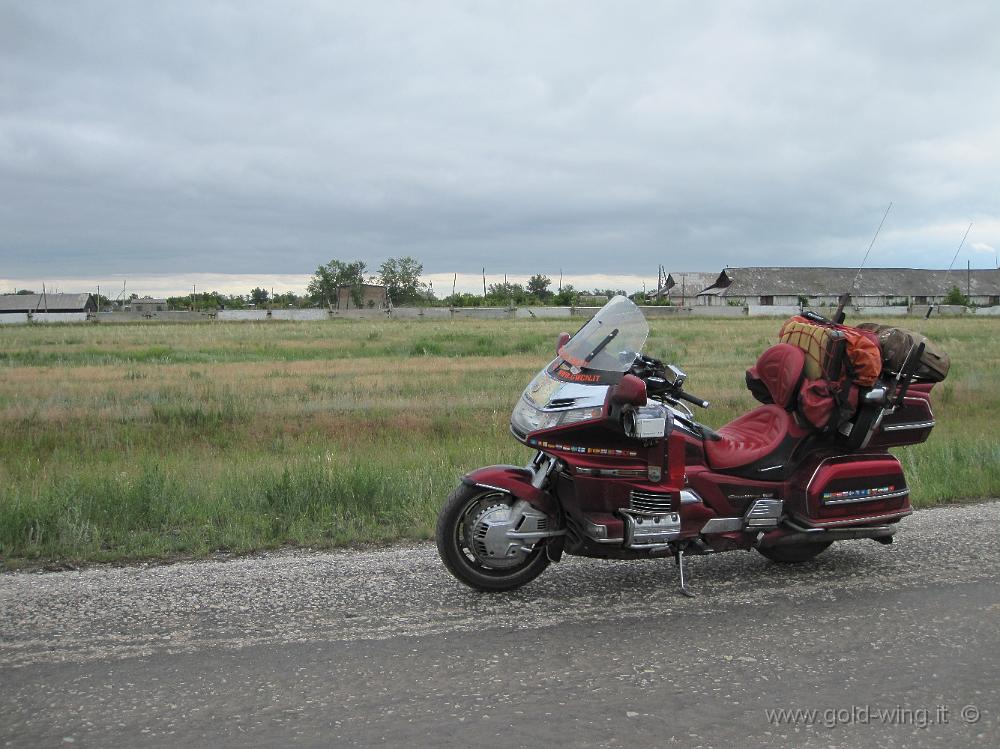 IMG_1264.JPG - Villaggio di Trafimovka (Kazakistan), a 30 km dal confine russo: la strada continua a peggiorare. Mi chiedo che ci faccio qui.