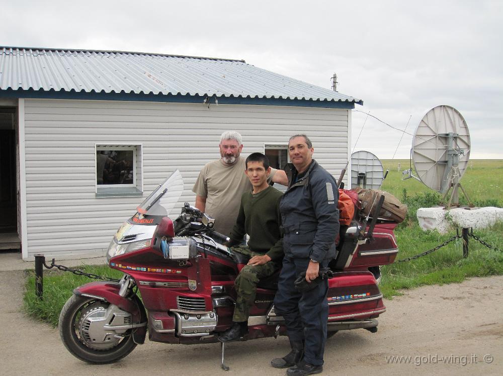 IMG_1278.JPG - Kazakistan: posto di frontiera con la Russia (strada Kachiry-Karacuk): sono l'unico "cliente"