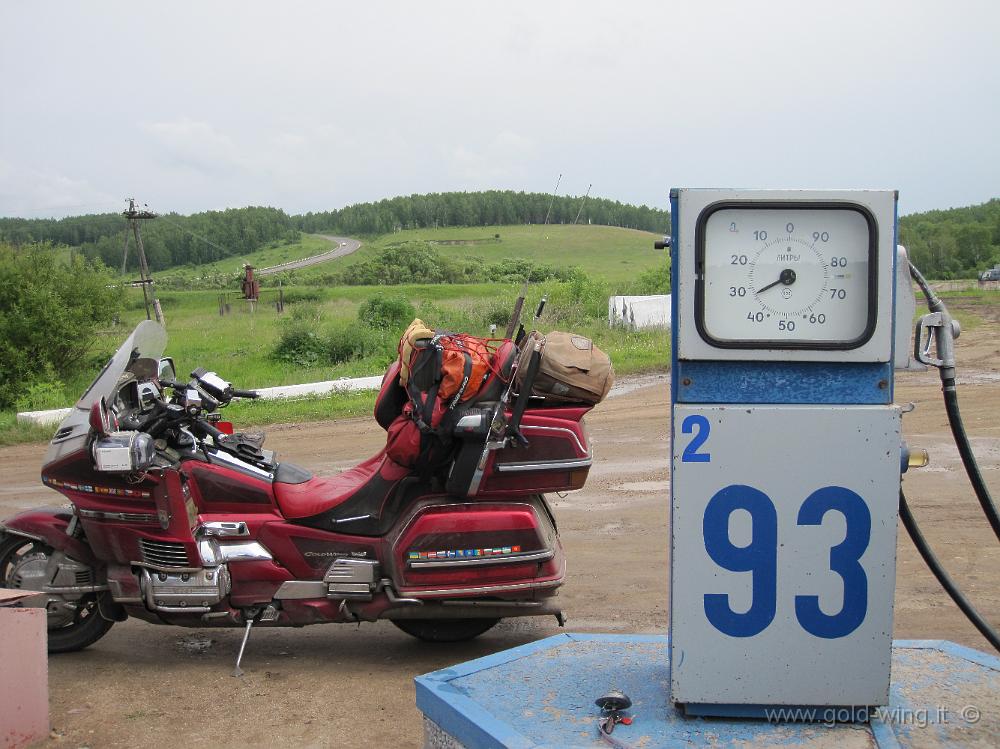 IMG_1436.JPG - Presso Kansk (Siberia): stazione di servizio rudimentale